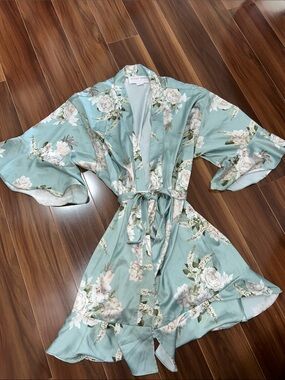Medium / Large Birdy Grey floral bathrobe / robe silky